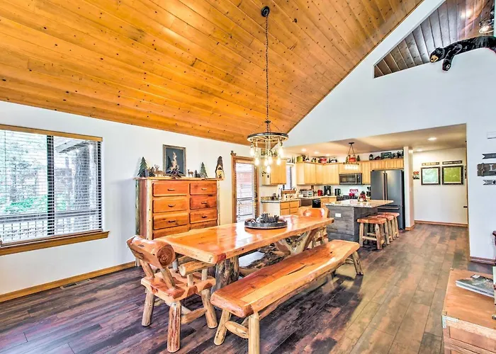 Holiday home Pinetop Retreat W/ Fire Pit & Game Room!